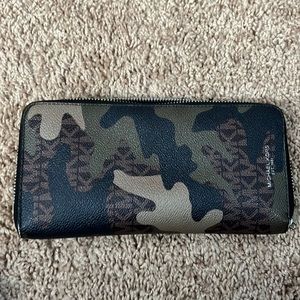 Camouflage Michael Kors wallet